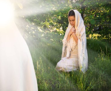 Yalnız kutsal Cebrail, üzgün Doğu Yahudi, eski püskü şal örtüsü, çim biçme, el pençe divan, düşün. Mutlu kırsal köy hanımı İsa 'ya dua et.