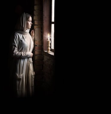 Yalnız eski kırsal peçe, Yahudi köle hizmetçi, üzgün kadın suratı, ağla, İncil 'e sarıl. Kutsal soğuk çocuk sor eski İncil tanrısı İsa 'ya hatta Alev Işığı Savaş Odası' nın mesaj odasında bile bekle