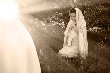 Yalnız kutsal Cebrail, üzgün Doğu Yahudi, eski püskü şal örtüsü, çim biçme, el pençe divan, düşün. Mutlu kırsal köy hanımı İsa 'ya dua et.