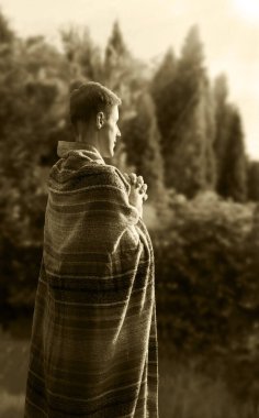 Mutlu sevinç barışı mütevazı etnik İncil erkek hahamın ruhu arkadan görünüşü güneşli hayat umut ortadoğulu İsrailli adamın eli teşekkür sahnesi için yalvarıyor. Asya bornoz giysisi. Eski moda. Çimen güneş ışığı gökyüzüne bak.