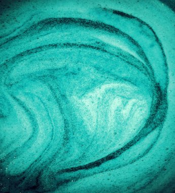 Makro parlak ışık, ıslak, kalın, sağIıklı, yuvarlak dairesel, spiral lekeli içecek konsepti. Geçmiş sanat tasarımı koyu renk sulu yumuşak spa jel sume metin alanı üst detay görünümü