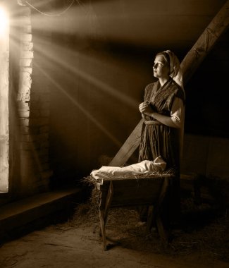 Mutlu genç çocuk uyur yaşam sembolü yıldız ışığı beyaz kumaş tebrik kartı uzayı. Koyu siyah ahır mağarası saman samanı canlı sahne şirin yeni ebeveyn mutlu mesih noel arifesi aşk bayanı eli