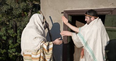 Asyalı Yahudi erkek misafir, yiyecek yaşı arkadaşı Yargıç Preach 'e yardım etmesi için yalvarıyor. Doğu Asya 'daki Arap kumaşının sefalete ihtiyacı var. Mary umut ediyor. Git ve kırsal sokak Tanrısı İsa' nın melek hikayesini gönder.