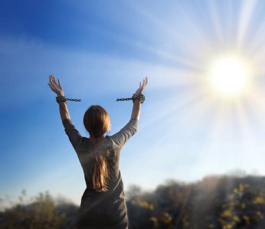 Cezaevi kanunu tehlikesini kapatın. Genç bayan Tanrı 'dan güç dileyin. Umut için yardım isteyin. Zihinsel sınırlama bağımlısı çelik kilide bağlanıyor. Zaptediliyor. Suçu kötüye kullanıyor.