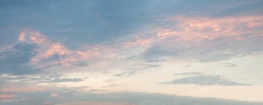 İlkbahar kapanış sahnesi açık, yüksek gün sahnesi koyu mor kış dumanı buhar fırtınası buhar buharı sanat tarzı kopyalama alanı. Parlak yağmurlu, rüzgarlı, bulanık, boş, boş, kasvetli, yağmurlu gökyüzü uzay tasarımı.