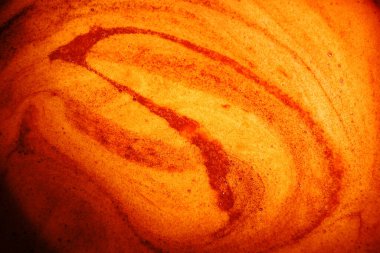 Makro parlak kırmızı ışık, ıslak, kalın, sağlıklı, yuvarlak, yuvarlak, sarmal lekeli içki, yemek konsepti. Eskimiş sanat tasarımı koyu renk büyük sulu yumuşak spa jeli sume metin alanı üst görünümü