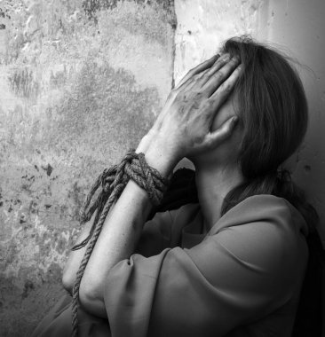 Genç, yalnız, yas tutan, yas tutan, acılı kadını kaçıran, bankta oturup ağlayan, Tanrı yardımcın olsun. Acı çekmekten korkmak hayatı öldürmek yasadışı forc şeytan bağı eski antika aydınlık beyaz kavram