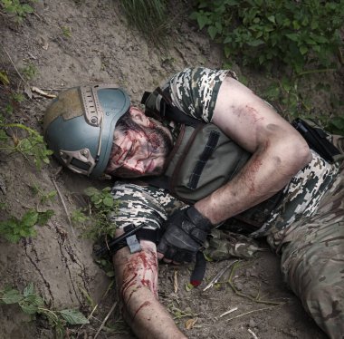 A.B.D. taktiği, NATO muhafızlarını baskı altına almak, erkek adamın acı çekmesine engel olmak, silah atışını engellemek, hayatını kurtarmak, tehlikeyi savun, karanlıktan kurtul, ağla, yardım et, kan kaybından öl, kan kaybından öl, kahraman