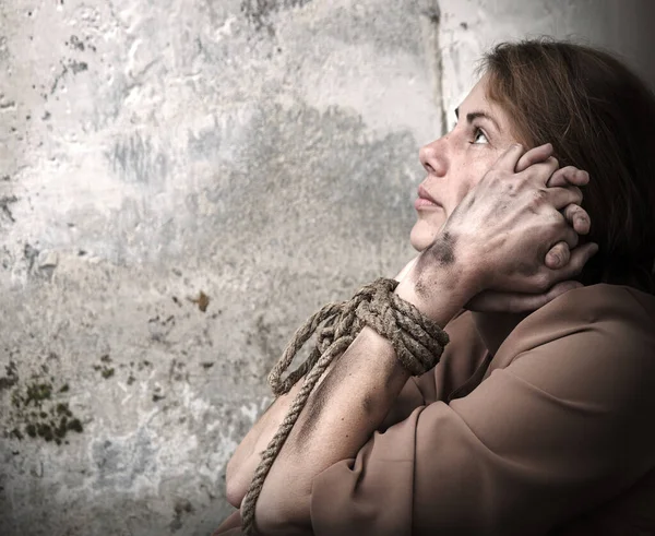 Genç, yalnız, yas tutan, yas tutan, kaçırılan, stresli, ağlayan, ağlayan bir kadın. Acı çekmekten korkmak hayatı öldürmek yasadışı forc şeytan bağı eski antika aydınlık beyaz kavram