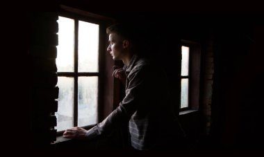 Eski, antika bir hayat. Genç, kaşlarını çatmış bir çocuk. Suçluluk duygusu, gökyüzü manzarası. Kayıp kadim lastik günahkar insan çığlığı Tanrı 'ya dua et iman et karanlık oda metin uzay savaş konsepti