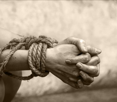 Yakından sağa, Tanrı 'ya dua et inanç beyaz metin uzayını umutlandırsın. Yetişkin ağrı kesicisi, eski ip bağı kilidi, bileği bağlıyor, üzgün bayan, bağımlıyı zapt ediyor, hükümlü dini sembolü serbest bırakıyor.