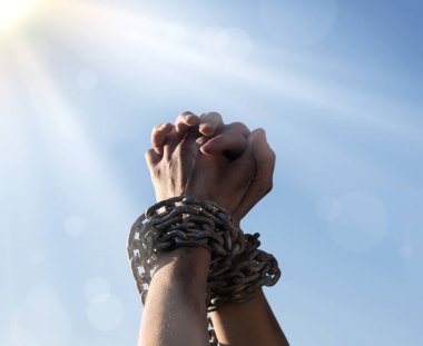 Kapalı eski hukuk umutsuzluk tehlike stres genç adam yükseltmek yaşam umut ışığı mavi metin alanı. Kapanış limiti, acı çekme kadın bilek ipini bağla izole edilmiş taciz vücudunu zapt et