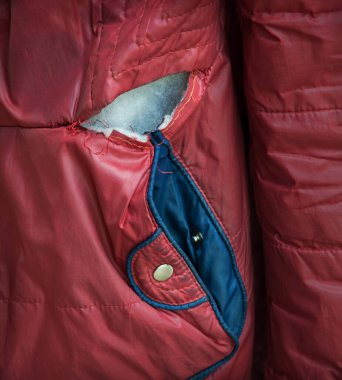 Soyut detay makro görünümünü kapat kötü kaba toprak yaş, çatalı kes retro kırmızı renk erkek yün elyaf boş metin alanı kenar tasarımı. Kaliteli eski tarz ikinci el kollu yüzey