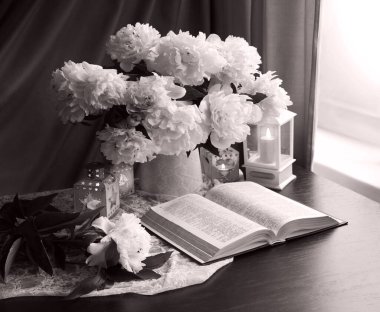 Eski çağ Yahudi notuyla evlenen aşk, dua masasına yazılan kutsal yazlık İsa Mesih 'in kutsal günlüğü, bereketli yaz çiçeği çiçek tomurcuğu kavanozu ev ortamında perde manzarası, yaşam sembolü.