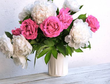 Eski antik çağ sanat parkı ışık masası yazı masası fotokopi uzayı. Güzel, nazik, mutlu, parlak yaprak, büyük, gür tomurcuk, bitki dekoru, yaşam sembolü, kutlama günü kartı, kapak arkaplanı.