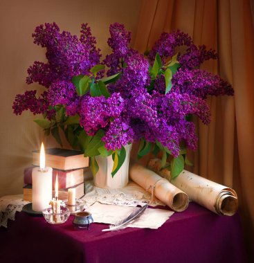 Kırsal çağ sanatı senaryosu, aşk dekorasyonu masasıyla evlenmiş. Boş bir mesaj defteri sayfası kartpostalı takmış. Tanrı İsa 'ya yakın kültür gecesi hala hayat dolu ateş ışığı uyarı sembolü pankartı.