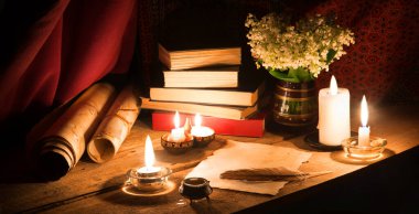 Kırsal çağ sanatı senaryosu, aşk dekorasyonu masasıyla evlenmiş. Boş bir mesaj defteri sayfası kartpostalı takmış. Tanrı İsa 'ya yakın kültür gecesi hala hayat dolu ateş ışığı uyarı sembolü pankartı.