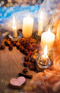 Samimi antika kutsal hatıra günü karanlık akşam evi banyosu mavi gökyüzü penceresi yazı uzayı afişi bile. Eski, yıpranmış beyaz masayı kapat. Hâlâ hayattayız. Pembe mumla aydınlatılmış sanat tebrik kartı dekoru.