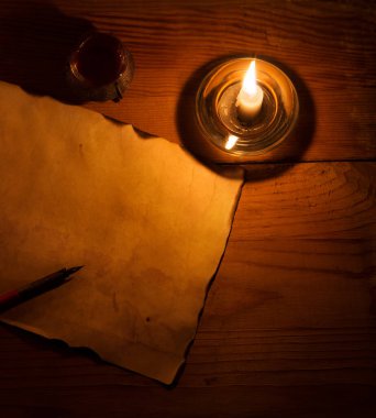 Kahverengi çağ yırtık paçavrası yırtılmış İncil Torah hukuk kitabı yazarı karanlık masa başı direği hala yaşam metni arkaplanı. Üst görünüm günlüğünü kapat ve edebi sanat senaryosu kaydırma kenarlığını oku