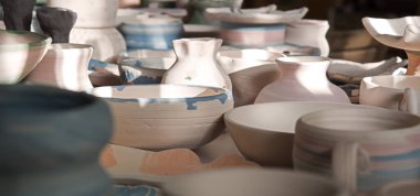 Yakından bakınca, kutsal kırsal incil Tanrı 'nın retro boş şarap suyu çayını yiyen aşçı şişesi kaplama beyaz metin alanı. Çamurlu çamur yağı tenceresi dükkan nesnesini canlandırıyor. İncil sanatçısı stil tasarımı.