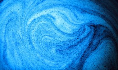 Makro parlak cyan parlak parlak, ıslak, kalın hava yuvarlak, sarmal meyve suyu, reçel sosu leke elementi kavramını kapatın. Sanat tasarımı koyu sulu renk yumuşak spa yağlı jel köpüklü metin alanı üst görünümü