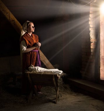 Mutlu genç çocuk uyur yaşam sembolü yıldız ışığı beyaz kumaş tebrik kartı uzayı. Koyu siyah ahır mağarası saman samanı canlı sahne şirin yeni ebeveyn mutlu mesih noel arifesi aşk bayanı eli