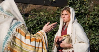 2 genç insan inancı Tanrı 'dan içki teklif et Yahudi hizmetçi köle dedikodulara bak eski vazo Arap şalı tut. Neşeni koru, İsrailli kırsal bayan sohbeti yüz tarlası hakkında vaaz ver. 