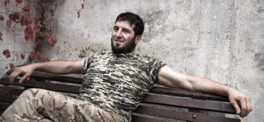 Yorgun ABD 'li NATO donanmadaki adam rahat dur, el kamuflajını koru. Bak, sonbahar, eski şehir parkının bahçesinde tehlike var. Travma sonrası stres bozukluğu, doktor kahraman tarih, kriz güvenlik kavramı.