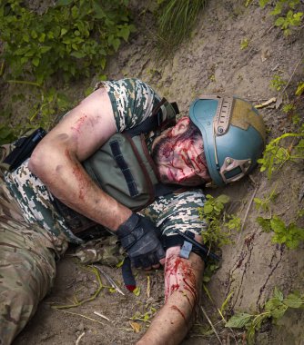 A.B.D. taktiği, NATO muhafızlarını baskı altına almak, erkek adamın acı çekmesine engel olmak, silah atışını engellemek, hayatını kurtarmak, tehlikeyi savun, karanlıktan kurtul, ağla, yardım et, kan kaybından öl, kan kaybından öl, kahraman