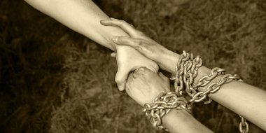 Hapishaneyi kapatın umutsuzluğa kapılma tehlikesi stres genç erkek takım arkadaşı Tanrı 'dan umut dileyin toprak çukuruna tırmanmaya yardım edin. Yakın çekim bağımlısı acı metal kravat kilidini bağlıyor suç istismarını engelliyor adam kaçırmayı arttırıyor