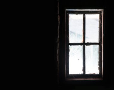 Paslı eski şehir yağmuru büyük boş çiftlik tuğlası kulübe sahnesi loş delik güneşli aydınlık gökyüzü. Kötü kırık çatlak yıpranmış ağ kasveti dağınık sınır duvarı metin alanı