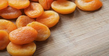 Çiğ renk, yenilebilir, kurutulmuş erik yağı iştah açıcı masa aydınlatma metni alanı. Üst detaylı görünümü kapat. Tam besin değeri olan kırsal tarım bitkisi mısır hasadı çekirdek baharat tıp sembolü. Kopyalama alanı.