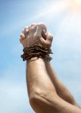 Eski üzücü ümitsizlik korkusu stres adamı dua ediyor. Umarım güneş mavi metin alanını aydınlatır. Yakından adam kaçırma limiti. Bilek bilek, halat bağlama, taciz. Umutsuz vaka.