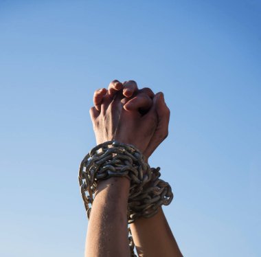 Kapalı eski hukuk umutsuzluk tehlike stres genç adam yükseltmek yaşam umut ışığı mavi metin alanı. Kapanış limiti, acı çekme kadın bilek ipini bağla izole edilmiş taciz vücudunu zapt et