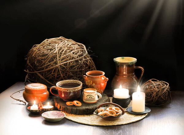 Древняя сельская Украина эпохи горячий вкусный сладкий торт латте бар горшок темно-черная доска письменный текст пространство. Крупный план Украинская культура жарить диетические блюдца воды банка символ ночи даже огонь огня свет натюрморт