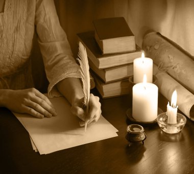 Üst görünümü kapatın. İncil 'deki hukuk ilanları sayfasını geçin. Lütfen uzayı okuyun. Yakın yaştaki erkek kol, parmak ucu mürekkep çizer. Sanat günlüğü çizer. Not defteri yazarı, insan evladı, siyah tahta masa.