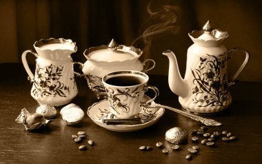 Foil cocoa bonbon partisi ahşap masa yazı alanı. Yakın çekim eski antika taze koyu kahverengi kahve tohumu kokusu mutfak tezgahı tadı kakao taneli çömlek sürahisi pişirmek hayat veriyor.