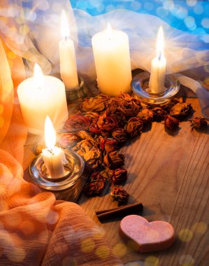 Samimi antika kutsal hatıra günü karanlık akşam evi banyosu mavi gökyüzü penceresi yazı uzayı afişi bile. Eski, yıpranmış beyaz masayı kapat. Hâlâ hayattayız. Pembe mumla aydınlatılmış sanat tebrik kartı dekoru.