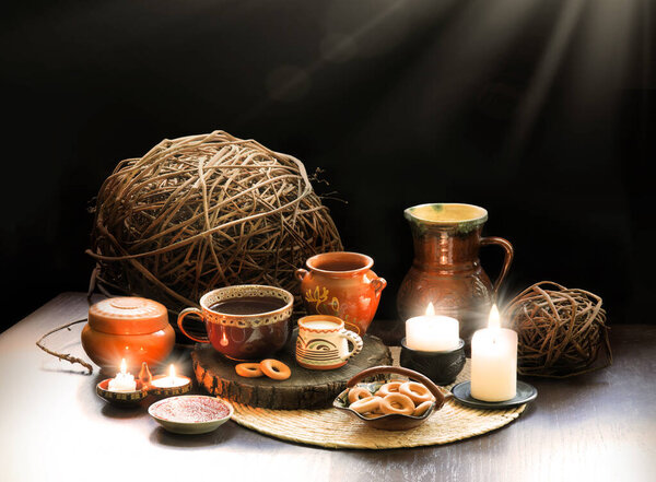 Древняя сельская Украина эпохи горячий вкусный сладкий торт латте бар горшок темно-черная доска письменный текст пространство. Крупный план Украинская культура жарить диетические блюдца воды банка символ ночи даже огонь огня свет натюрморт