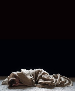 Genç, yalnız, yorgun, kayıp, kayıp, yas tutan, yas tutan, ağlayan, ağlayan, ağlayan bir genç bayan, Tanrı 'ya yalvar, merhamet dile, zavallı, ruhsal, suçlu, günahkar, kötü, acı çeken, sarhoş, uyuşturucu bağımlısı, yaşlı, kenar mahalle gecesi