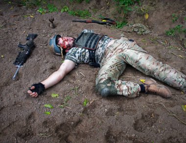 Nato muhafız askerini kaybetti. Mayın yarası var. Yaşam travmasını koruyor. 1 suç tehlikesi korkunç korku yardımı sağlık şoku, kahraman ceset suç konsepti.