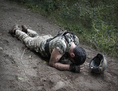 Tek başına yorgun ABD Vatansever Birimi 'nden NATO üyesi erkek yüz koruma programı Tehlike sonrası kara tarla ağacı mesaj alanı. Tek endişem, insan ağlaması. Kaybolmuş tıbbi kahraman Tanrı inancı kavramı.
