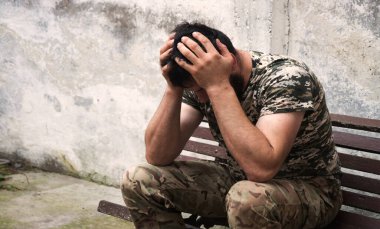Yorgun ABD Donanması Vatansever 'i dinlenme yedeğinde otururken şehir merkezinin duvarındaki tehlikeli alanı koruyor. Endişe verici, insan kolu ağlar. Üzülürsün. Kaybettiğin kahraman Tanrı inancı ruh kavramını yenersin.
