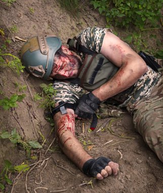A.B.D. taktiği, NATO muhafızlarını baskı altına almak, erkek adamın acı çekmesine engel olmak, silah atışını engellemek, hayatını kurtarmak, tehlikeyi savun, karanlıktan kurtul, ağla, yardım et, kan kaybından öl, kan kaybından öl, kahraman