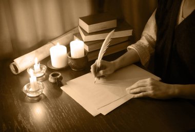 Üst görünümü kapatın. İncil 'deki hukuk ilanları sayfasını geçin. Lütfen uzayı okuyun. Yakın yaştaki erkek kol, parmak ucu mürekkep çizer. Sanat günlüğü çizer. Not defteri yazarı, insan evladı, siyah tahta masa.