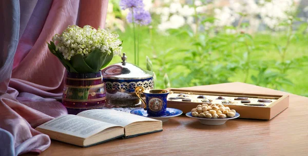 歴史的な聖書の時代の芸術文化の愛ホームパークは オープン古い聖書のページの歴史のテキストスペースを学びます トルコの花の花の葉はまだ人生春の結婚式の装飾おいしい甘いナッツ治療ミルクモカクリームジャージャグプレート — ストック写真