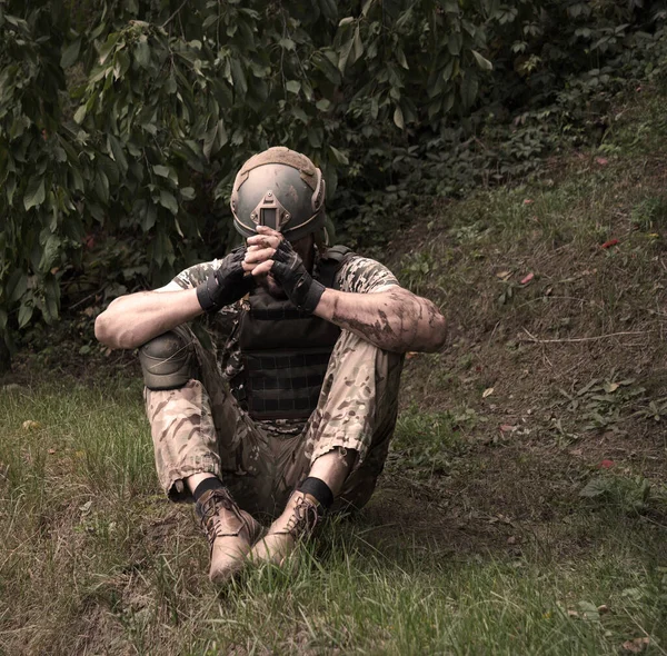 Egyedül Fáradt Amerikai Hazafi Haditengerészeti Egység Férfi Srác Ülni Többi — Stock Fotó