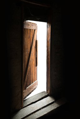 Yaş Kahverengi Mağara Mahzeni Kalesi ahır harabe tavan arası yuva deliği. Boş sığınak gölgesi kurşun parlak parlak gün ışığı ışını metin şehri şehir merdiveni hayat basamağı gökyüzü arka planı