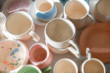 Yakından bakıldığında, kutsal kırsal incil tanrı retro boş şarap suyu çayı yer kahve pişirir beyaz metin alanı. Çamurlu çamur yağı tenceresi dükkan nesnesini canlandırıyor. İncil sanatçısı stil tasarımı.