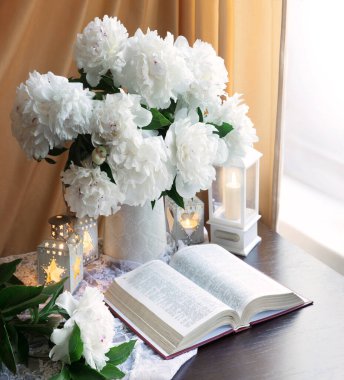 Eski çağ Yahudi notuyla evlenen aşk, dua masasına yazılan kutsal yazlık İsa Mesih 'in kutsal günlüğü, bereketli yaz çiçeği çiçek tomurcuğu kavanozu ev ortamında perde manzarası, yaşam sembolü.